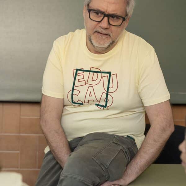 Camiseta Hombre Educar Sin Márgenes 2025