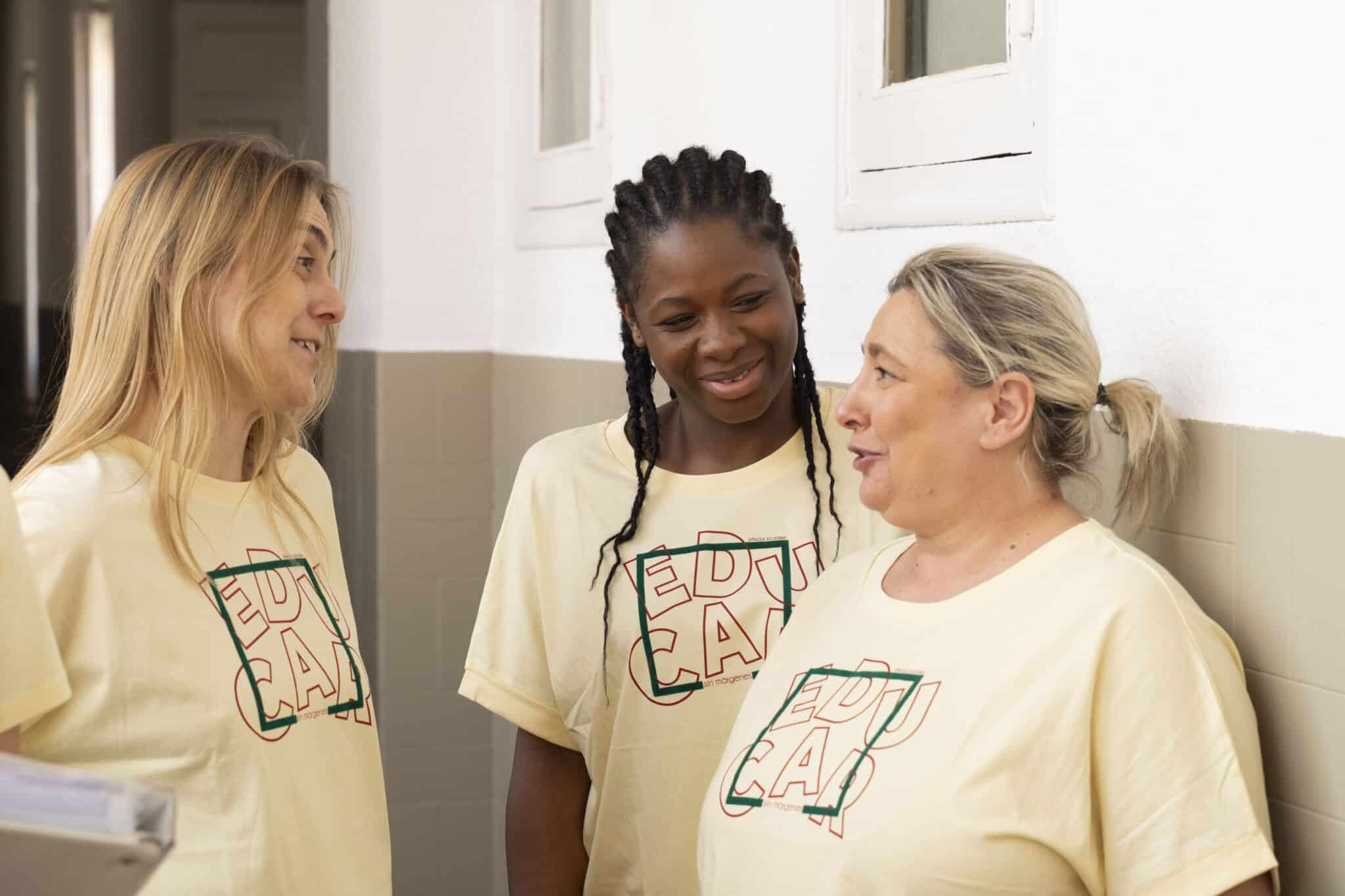 Camiseta Mujer Educar Sin Márgenes 2025 - Imagen 7